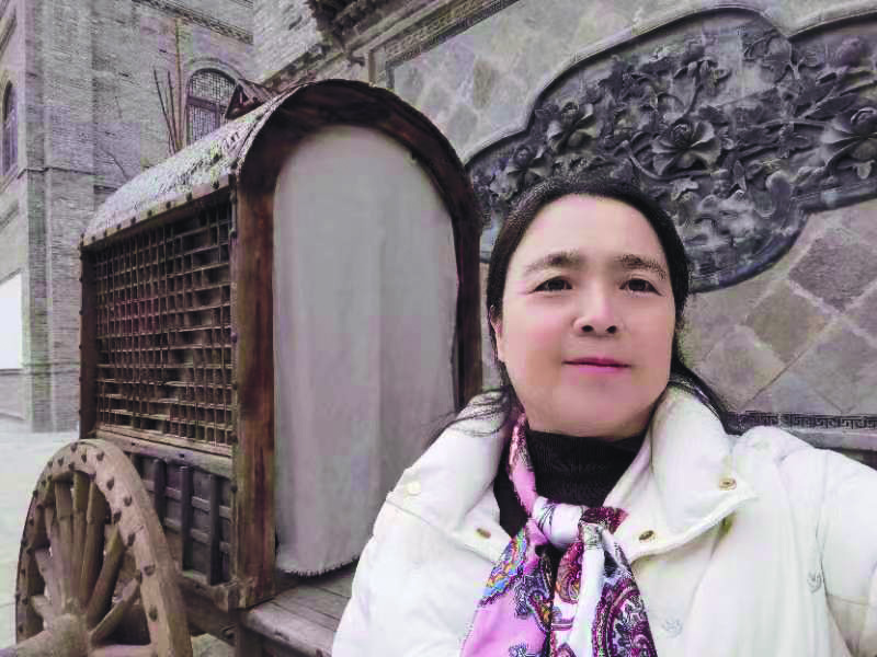 徐彥利，科幻作家，自1998年起發(fā)表作品，已發(fā)表近500篇科幻小說及研究論文等，出版《奇幻森林逃生記》《心靈探測(cè)師》《先鋒敘事新探》《中國科幻史話》《中國當(dāng)代小說主潮》《中國當(dāng)代小說流變史》等著作。曾獲華語科幻星云獎(jiǎng)、少兒科幻星云獎(jiǎng)及世界華人科普獎(jiǎng)等獎(jiǎng)項(xiàng)。