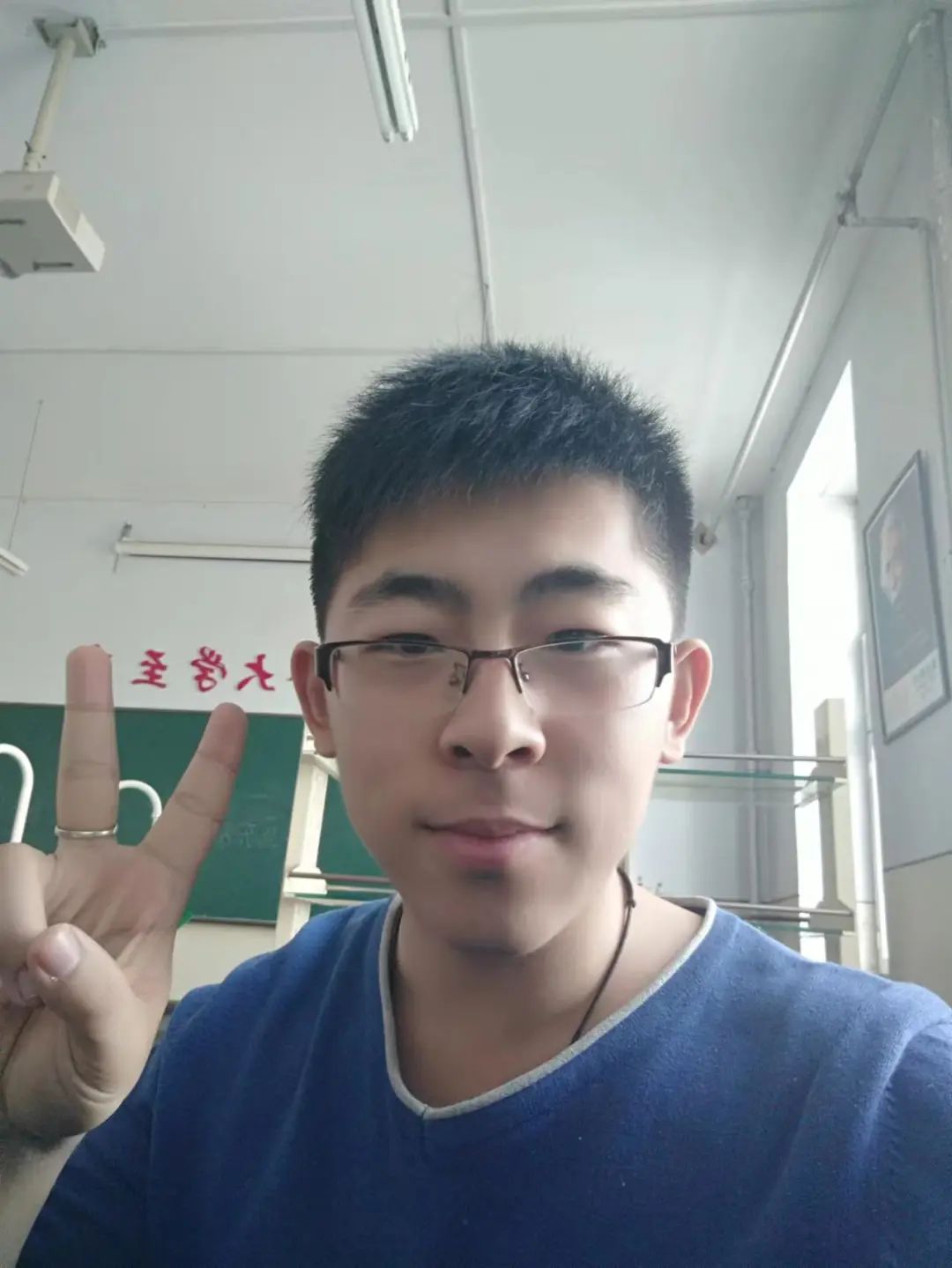 王九天，1995年生，吉林省洮南市人，中國科學(xué)技術(shù)大學(xué)化學(xué)專業(yè)在讀博士研究生。文學(xué)作品曾入選中國作家網(wǎng)原創(chuàng)頻道“本周之星”欄目。