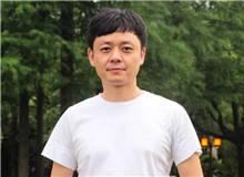 楊慶祥：李鳳群的寫作有國際視野　　《月下》為我們展現(xiàn)普通的女性，她們有著內(nèi)在的生命意志，她們的精神有著復雜的維度。[詳細]