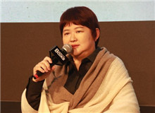 何向陽：《月下》是李鳳群的驚艷之作　　李鳳群將小說人物層層剝蝕，層層反芻，向我們道出現(xiàn)代女性生活中的罪與罰。[詳細]