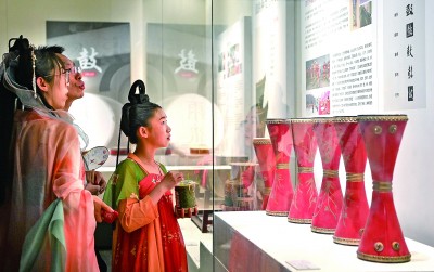 游客在陜西西安市鐘鼓樓博物館參觀鼓文化展。新華社發(fā)