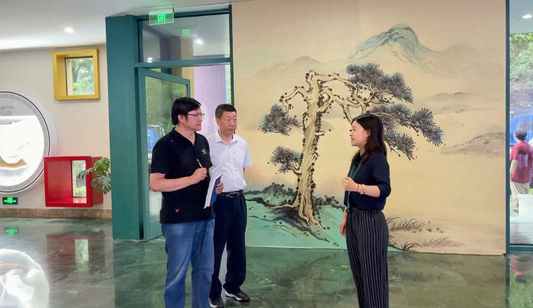 “中國一日”大型文學實踐活動走進南京“世界文學客廳”。（左起：作家曹峰峻、省作協(xié)聯(lián)絡部潘劍、文學客廳專職文史宣傳員萬梓葉）