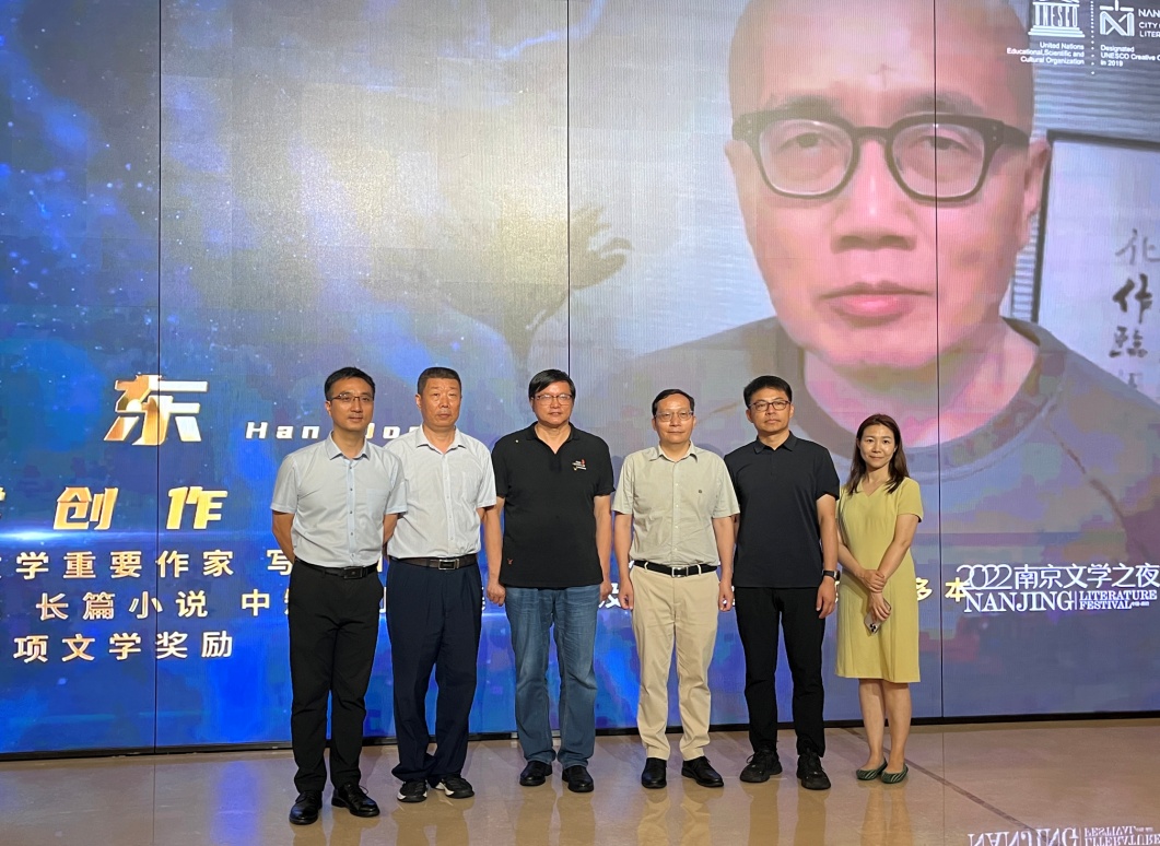 合影留念（右起：向南星、匡軍、聞一武、曹峰峻、潘劍、陳恒?。?></p> 
 <p style=