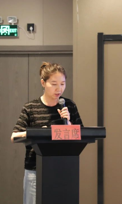 內(nèi)蒙古翻譯家協(xié)會(huì)副秘書長(zhǎng)趙朝霞傳達(dá)了內(nèi)蒙古文聯(lián)第九次代表大會(huì)會(huì)議精神。