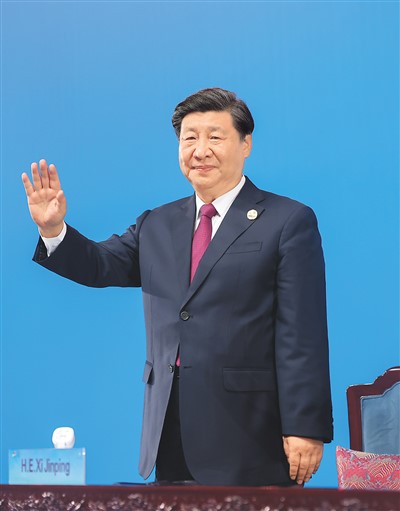  7月28日晚，第三十一屆世界大學(xué)生夏季運(yùn)動(dòng)會(huì)在四川省成都市隆重開幕。這是國家主席習(xí)近平在主席臺(tái)上向大家揮手致意。   新華社記者 鞠 鵬攝