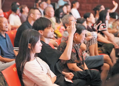 　觀眾們正在武漢市永芳古戲院觀看演出。 　　圖片均為王郭驥攝