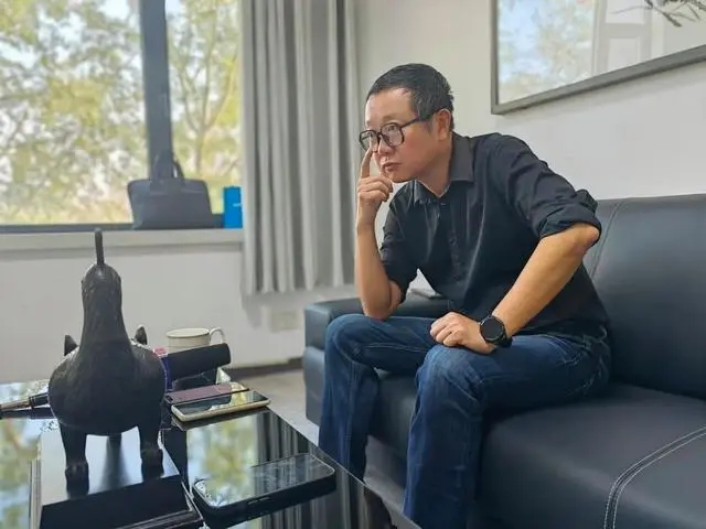 劉慈欣在陽(yáng)泉接受記者采訪。新華社記者 孫亮全 攝