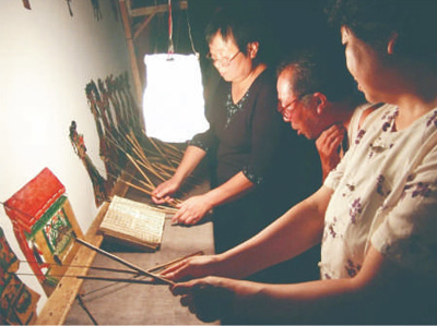 　劇團(tuán)演員在幕后操作皮影。 　　以上圖片均為孫福軍提供 　　制圖：趙偲汝