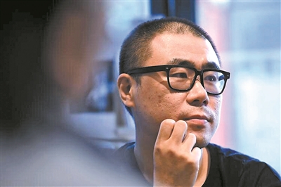 石一楓，1979年生于北京，1998年考入北京大學(xué)中文系，文學(xué)碩士。著有長篇小說《漂洋過海來送你》《入魂槍》《心靈外史》《借命而生》等，小說集《世間已無陳金芳》《特別能戰(zhàn)斗》等。曾獲魯迅文學(xué)獎、馮牧文學(xué)獎、十月文學(xué)獎、百花文學(xué)獎、《小說選刊》年度獎·中篇小說獎等，作品入選年度“中國好書”、中國小說學(xué)會年度好小說榜單等。