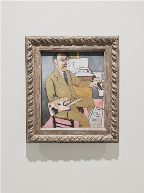 馬蒂斯油畫(huà)自畫(huà)像。這幅自畫(huà)像反映了馬蒂斯當(dāng)時(shí)的心境。他手拿畫(huà)筆和調(diào)色盤(pán)，調(diào)色盤(pán)上有一塊明顯的黑色顏料。他的旅行箱放在畫(huà)架下面，似乎暗示著旅行的狀態(tài)。這位初到尼斯的藝術(shù)家臉上嚴(yán)肅的神情透露出一絲不確定性。馬蒂斯借助尼斯旅館房中衣柜鏡子的反射來(lái)創(chuàng)作肖像，因此畫(huà)中的他是左撇子，實(shí)際上他慣用右手，或許這也是他發(fā)現(xiàn)自己另一面的一種方式。