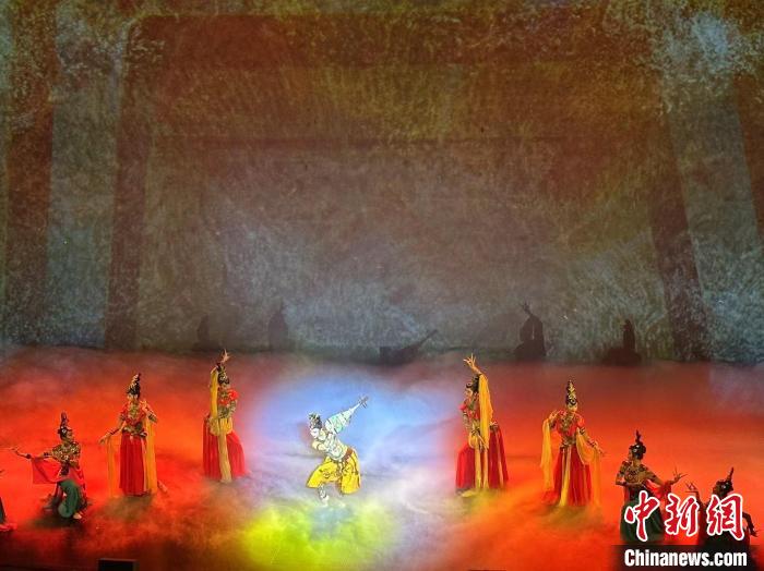 9月5日晚，音樂劇《飛天》中14首經(jīng)典唱段全新首演，采用聲光電技術(shù)，巧妙呈現(xiàn)敦煌文化元素。閆姣 攝