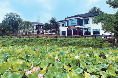 　立波書屋和周立波故居皆坐落于清溪村荷塘邊，引來了慕名前來的參觀者來此休憩、讀書。今年以來，立波書屋的經(jīng)營(yíng)者卜雪斌夫婦延長(zhǎng)了營(yíng)業(yè)時(shí)間，每天推遲到晚上9點(diǎn)半才打烊。