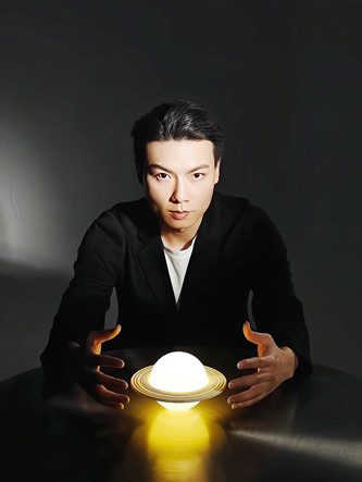 陳楸帆：作家，編劇，翻譯。中國(guó)作協(xié)科幻文學(xué)委員會(huì)副主任，代表作有《荒潮》《人生算法 》等