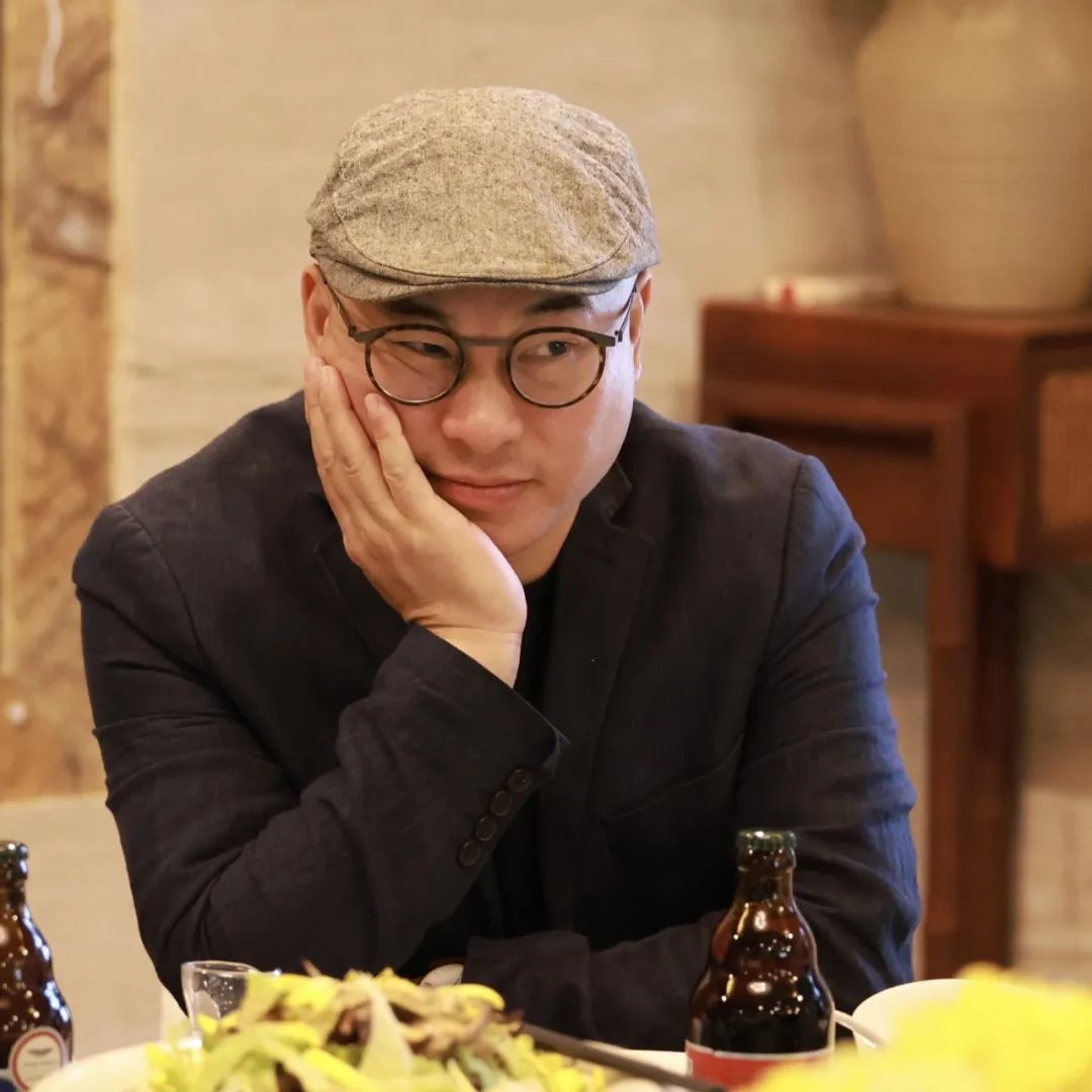 本期嘉賓：  鐘二毛，瑤族，湖南人，現(xiàn)居深圳。中國作協(xié)會員。在《當(dāng)代》《民族文學(xué)》《中國作家》等文學(xué)期刊發(fā)表大量作品，并多次被《小說月報》《小說選刊》《中篇小說選刊》轉(zhuǎn)載。出版有長篇小說《小中產(chǎn)》《小浮世》，中短篇小說集《回鄉(xiāng)之旅》《舊天堂》等10余部。曾獲《小說月報》百花文學(xué)獎、《民族文學(xué)》年度獎、《青年文學(xué)》城市文學(xué)排行榜獎等。編劇、導(dǎo)演電影作品《死鬼的微笑》獲第60屆美國羅切斯特國際電影節(jié)電影獎。