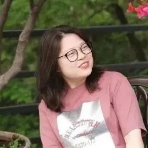 本期主持人：  徐海玉，朝鮮族，黑龍江人。北京語言大學(xué)對外漢語碩士，中央民族大學(xué)朝鮮語言文學(xué)專業(yè)博士（在讀）。曾任對外漢語教師，現(xiàn)任《民族文學(xué)》（朝鮮文版、漢文版）副編審，譯作有《人生那么長，停一下又何妨》（中信出版社）等。