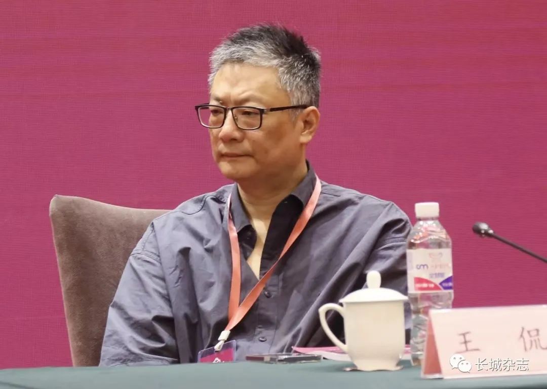 王侃，浙江東陽人，文學(xué)博士，杭州師范大學(xué)人文學(xué)院教授。主要研究領(lǐng)域為中國現(xiàn)當(dāng)代文學(xué)史、中國當(dāng)代文學(xué)批評、中國電影等。在各類學(xué)術(shù)期刊發(fā)表學(xué)術(shù)論文百余篇，出版有《詩與思的維度》《敘事門與修辭術(shù)》《時見疏星渡河漢》等著作十余部。曾獲第三屆唐弢青年文學(xué)研究獎、第五屆中國當(dāng)代文學(xué)優(yōu)秀批評家獎。