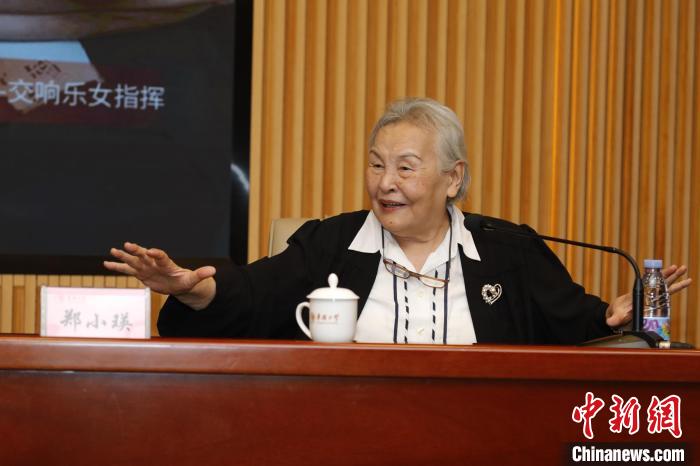 10月18日，鄭小瑛走進(jìn)華僑大學(xué)泉州校區(qū)，為學(xué)子們帶來專題講座——“洋戲中唱”藝術(shù)分享會(huì)。劉沛 　攝