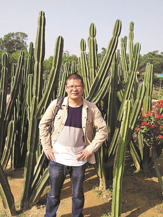 李知展，生于一九八九年，現(xiàn)供職于洛陽文學(xué)院。曾在《人民文學(xué)》《中國作家》《小說月報(bào)·原創(chuàng)版》《江南》《鐘山》《北京文學(xué)》等刊發(fā)表小說二百余萬字，多篇被選載。曾獲第二屆“紫金·人民文學(xué)之星”短篇小說佳作獎(jiǎng)，廣東省有為杯小說獎(jiǎng)，《莽原》《紅豆》《黃河文學(xué)》等雜志獎(jiǎng)。著有長篇小說《平樂坊的紅月亮》，小說集《流動(dòng)的宴席》《孤步巖的黃昏》《只為你暗夜起舞》《碧色淚》等。