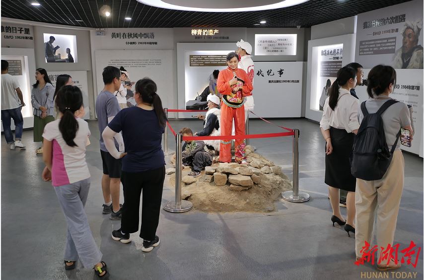 清澗縣石嘴驛鎮(zhèn)王家堡村路遙紀念館內(nèi)，游客在參觀。