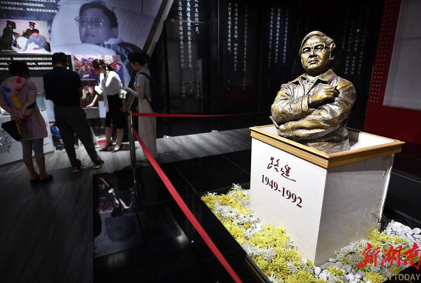 清澗縣石嘴驛鎮(zhèn)路遙紀念館路遙雕像。