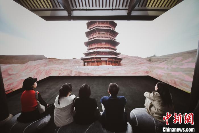 觀眾以全新角度的沉浸登臨體驗(yàn)，感受古塔所承載的唐遼之風(fēng)和中古文化美感。(瑞安新天地供圖)