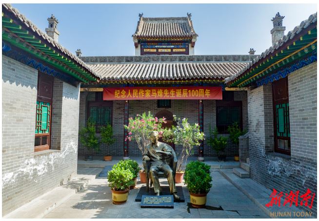 馬烽紀(jì)念館內(nèi)的馬烽塑像。