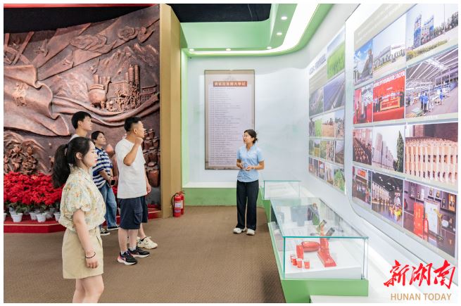 7月26日，游客在賈家莊展覽館參觀。