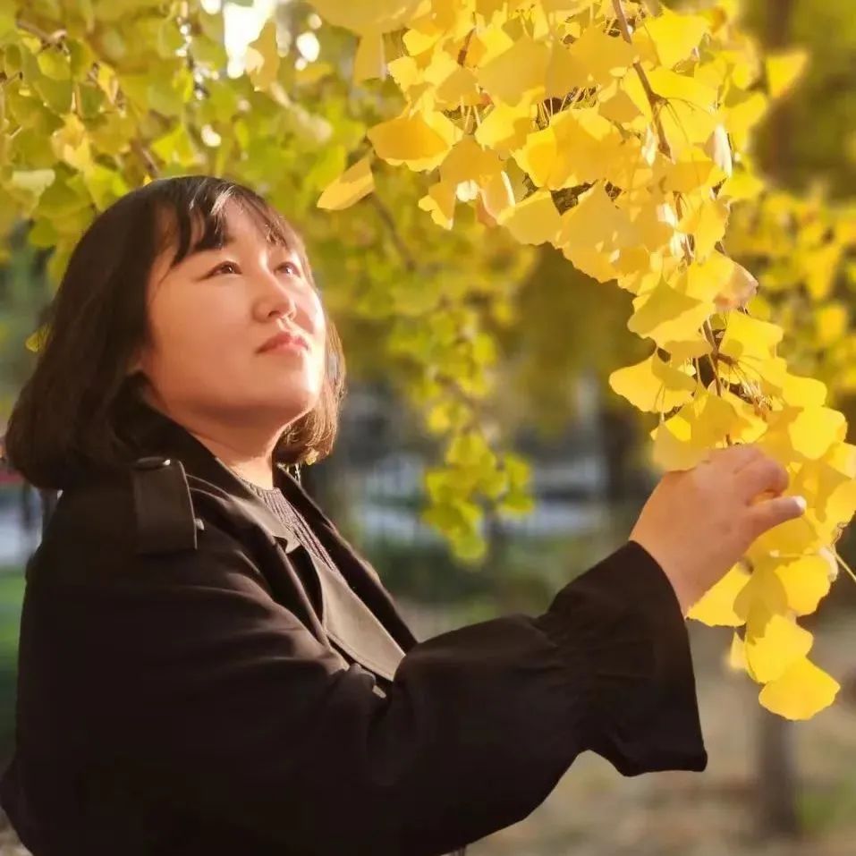 劉云芳， 中國作家協(xié)會會員，河北文學(xué)院簽約作家。作品主要發(fā)表于《北京文學(xué)》《天涯》《青年文學(xué)》《散文》《散文選刊》等報刊。曾兩次獲得香港青年文學(xué)獎，并獲得孫犁散文獎雙年獎、孫犁文學(xué)獎、河北文藝貢獻獎。已出版散文集《木頭的信仰》《給樹把脈的人》《陪你變成魚》，童話《奔跑的樹枝馬》《老樹洞婆婆的故事》。