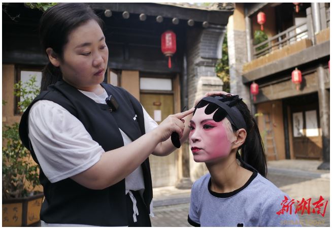 9月7日，棣花古鎮(zhèn)，正在化妝的丹鳳縣劇團(tuán)演員。