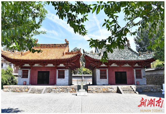 左為二郎廟，右為關(guān)帝廟。