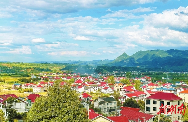 溆浦縣盧峰鎮(zhèn)漫水村，一幢幢農(nóng)家小院錯落有致，繪就了一幅鄉(xiāng)村振興的美麗畫卷。本版照片均為湖南日報全媒體記者 徐行 攝