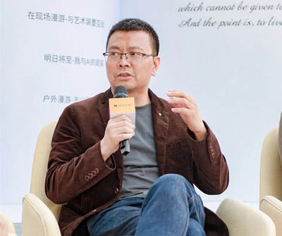 李宏偉，四川江油人，現(xiàn)居北京。著有詩集《你是我所有的女性稱謂》，長篇小說《國王與抒情詩》《灰衣簡史》《引路人》，小說集《假時間聚會》《暗經(jīng)驗》《雨果的迷宮》等。曾獲郁達夫小說獎、吳承恩長篇小說獎、十月文學(xué)獎等獎項，作品入選收獲文學(xué)榜、揚子江評論文學(xué)榜等榜單。