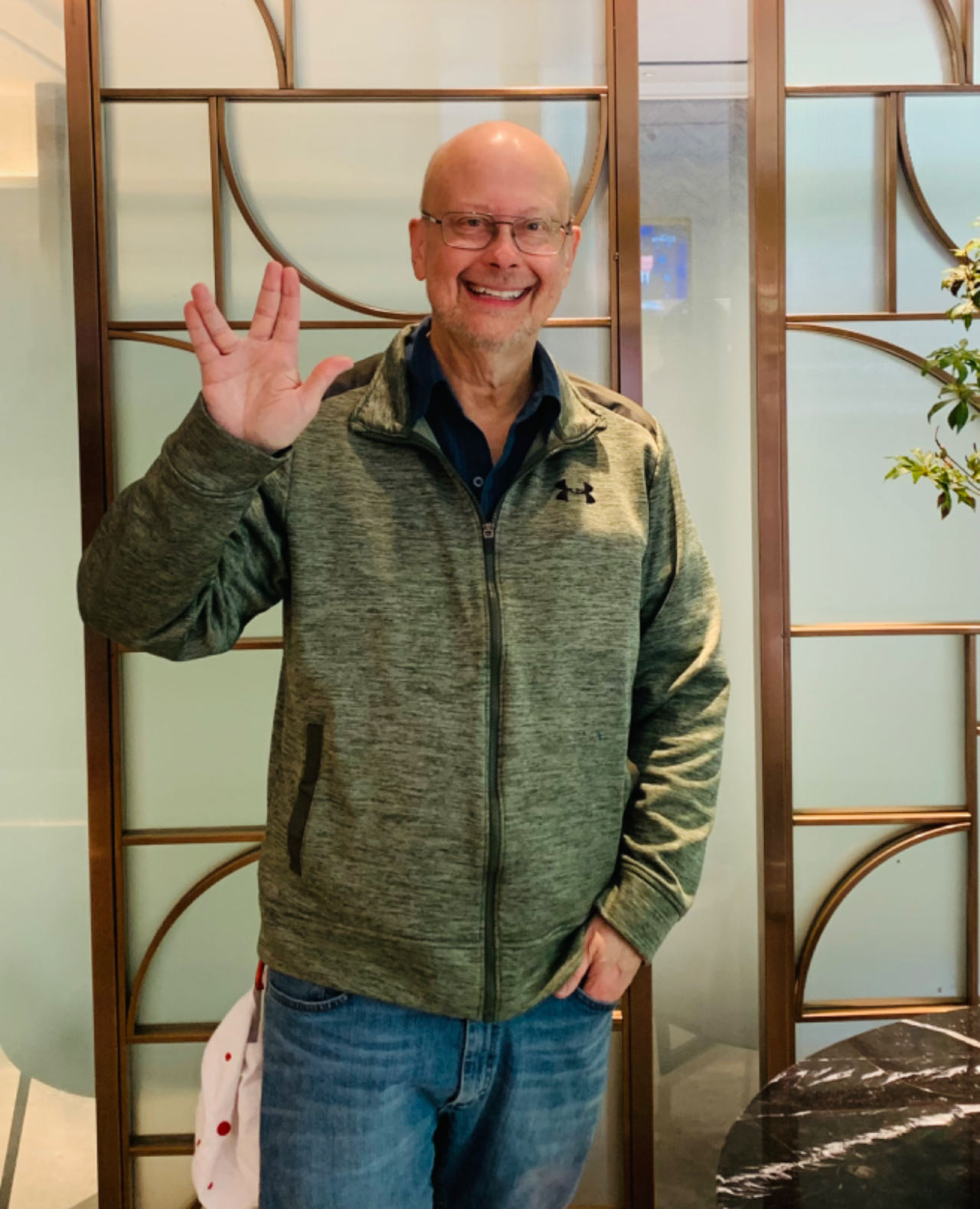 采訪后，羅伯特·索耶?dāng)[出了《星際迷航》中瓦肯人的見(jiàn)面禮手勢(shì)。程千千 攝