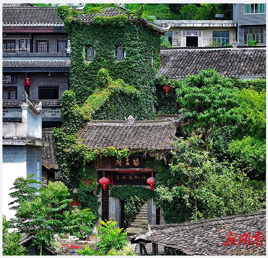 鳳凰縣山江鎮(zhèn)，綠樹掩映中的中國苗族博物館。