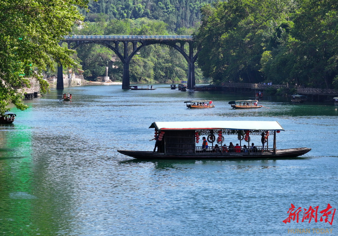 花垣縣邊城鎮(zhèn)，游客乘坐拉拉渡過河。