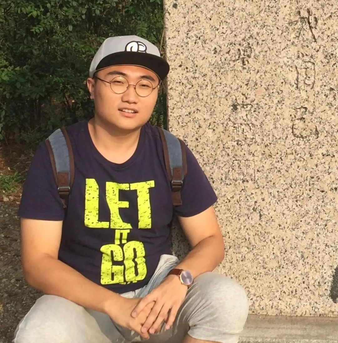 史玥琦，一九九六年生于長(zhǎng)春，武漢大學(xué)文學(xué)學(xué)士，復(fù)旦大學(xué)創(chuàng)意寫(xiě)作碩士，現(xiàn)為北京師范大學(xué)文學(xué)創(chuàng)作專(zhuān)業(yè)博士研究生。小說(shuō)、詩(shī)歌見(jiàn)《收獲》《作品》《青年文學(xué)》《詩(shī)刊》《星星》《北京文學(xué)》等，獲第二屆京師-牛津“青年文學(xué)之星”金獎(jiǎng)、第四十七屆香港“青年文學(xué)獎(jiǎng)”等獎(jiǎng)項(xiàng)。南京市青春文學(xué)人才計(jì)劃簽約作家，創(chuàng)辦有貓頭鷹小說(shuō)社、野草莓觀影會(huì)。