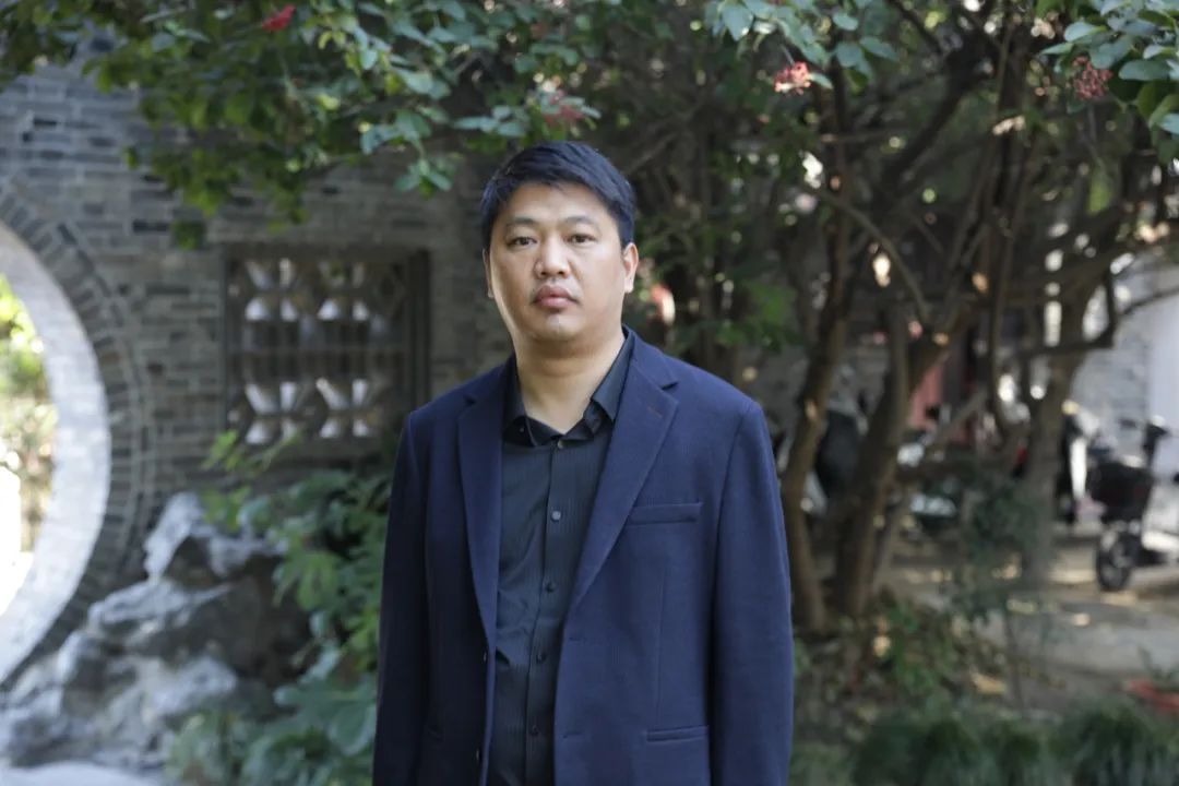 周榮池   江蘇高郵人，揚州市青年作家，現(xiàn)為揚州市作家協(xié)會第五屆理事會主席。著有長篇小說《絕境》《李光榮當村官》《單厙》，散文集《隱秘的風景》《草木故園》《村莊對我守口如瓶》等，獲第四屆汪曾祺文學獎、第二十屆百花文學獎散文獎。