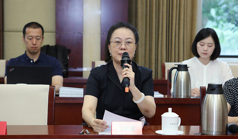 8月11日，公證處公證員宣讀公證書