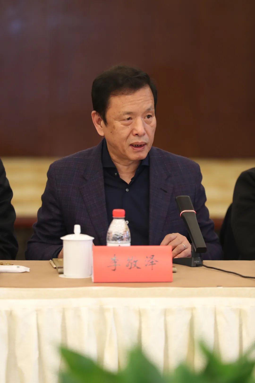 中國作協(xié)黨組成員、副主席、書記處書記李敬澤主持會(huì)議