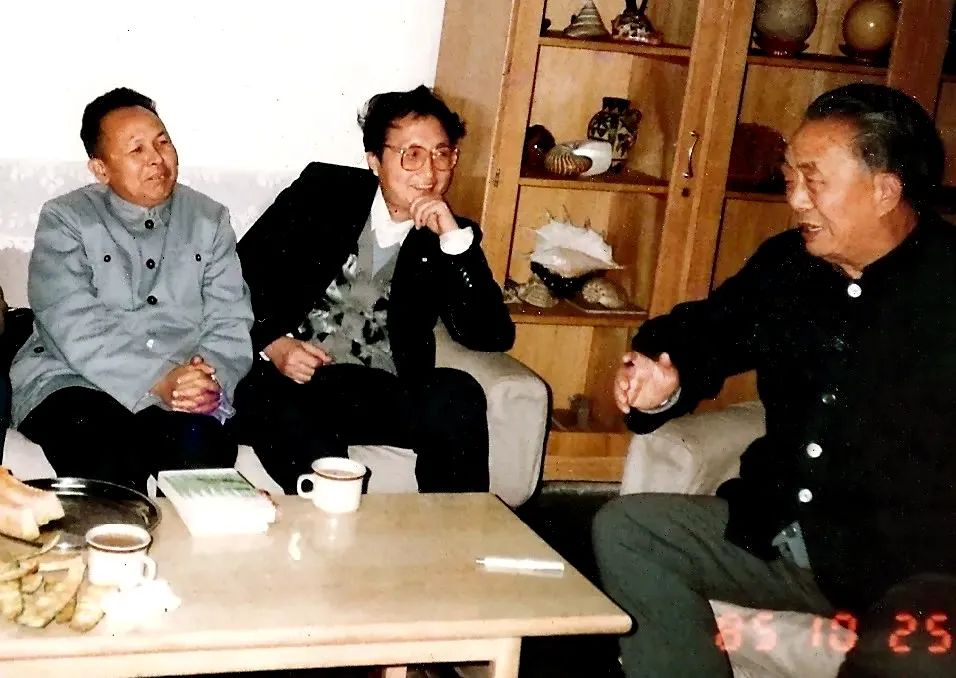 1985年，孫紹振(中間)與謝冕(左一)、艾青(右一)