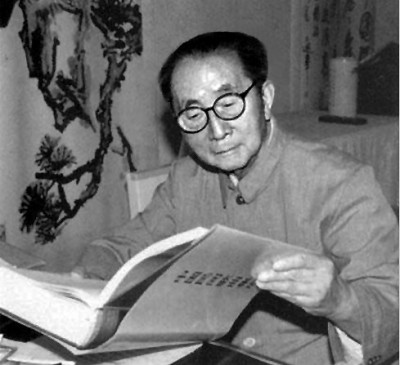 學(xué)人小傳  呂驥（1909—2002），湖南湘潭人，音樂(lè)理論家、作曲家、社會(huì)活動(dòng)家。曾三次考入上海國(guó)立音樂(lè)?？茖W(xué)校，均因生活或政治原因輟學(xué)。1931年加入左翼劇聯(lián)，其后組織業(yè)余合唱團(tuán)，推動(dòng)救亡歌詠運(yùn)動(dòng)，發(fā)起成立歌曲研究會(huì)，培養(yǎng)了一批青年作曲家。1937年在北平、綏遠(yuǎn)等地開(kāi)展抗日救亡歌詠活動(dòng)，10月赴延安，任魯藝音樂(lè)系主任。1949年后任中央音樂(lè)學(xué)院黨委書(shū)記、副院長(zhǎng)，中國(guó)音樂(lè)家協(xié)會(huì)第一、二、三屆主席（1949—1985）。1985年當(dāng)選為國(guó)際音樂(lè)理事會(huì)名譽(yù)會(huì)員。除音樂(lè)創(chuàng)作外，還進(jìn)行民族音樂(lè)的整理與理論研究，主要論著有《中國(guó)新音樂(lè)的展望》《中國(guó)民間音樂(lè)研究提綱》《〈樂(lè)記〉理論新探》《呂驥文選》等，編有《新音樂(lè)運(yùn)動(dòng)論文集》。作者供圖