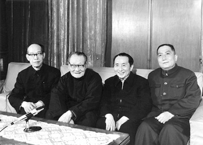 1987年，呂驥（右2）與文藝家鐘敬文（左2）、賈芝（左1）、羅揚(yáng)在一起。作者供圖