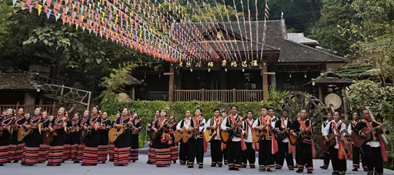 老達(dá)保村民們彈起吉他，載歌載舞