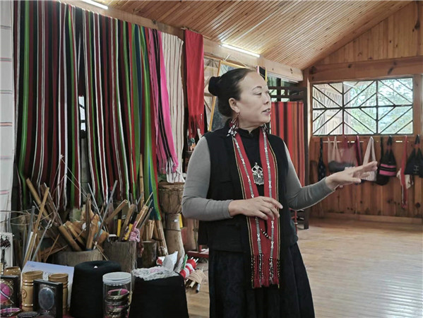 佤族織錦非遺傳承人李憲蘭講解佤族織錦的歷史與傳承。2021年，西盟佤族織錦技藝被列為第五批國(guó)家級(jí)非物質(zhì)文化遺產(chǎn)代表性項(xiàng)目名錄。在西盟印象佤族織錦非遺工坊內(nèi)，佤族織錦非遺傳承人李憲蘭的佤錦產(chǎn)品琳瑯滿目，“佤族織錦織進(jìn)的是佤族人民的性格和故事。這幾年，通過(guò)不斷嘗試，我們生產(chǎn)的佤族織錦在保留古老的佤族織錦技藝的同時(shí)，融入了更多顏色、技藝及創(chuàng)新理念，推出一批更符合現(xiàn)代審美需求的產(chǎn)品，從而達(dá)到提高佤族織錦的使用價(jià)值和傳播維度的效果，讓佤族織錦更被當(dāng)下消費(fèi)者所喜愛(ài)?！崩顟椞m說(shuō)。
