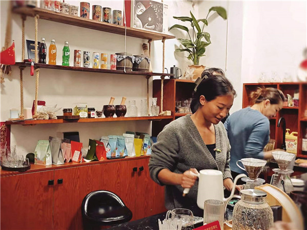 店主阿梅為來(lái)客手沖自家產(chǎn)的咖啡