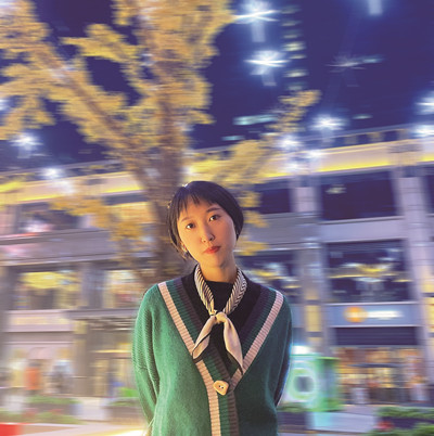 顧拜妮，生于一九九四年，中國人民大學(xué)碩士研究生在讀。十四歲開始發(fā)表小說，著有小說集《我一生的風(fēng)景》。曾從事寫作教師、圖書策劃等工作，二〇一八年起在《山西文學(xué)》策劃并主持新銳欄目“步履”。