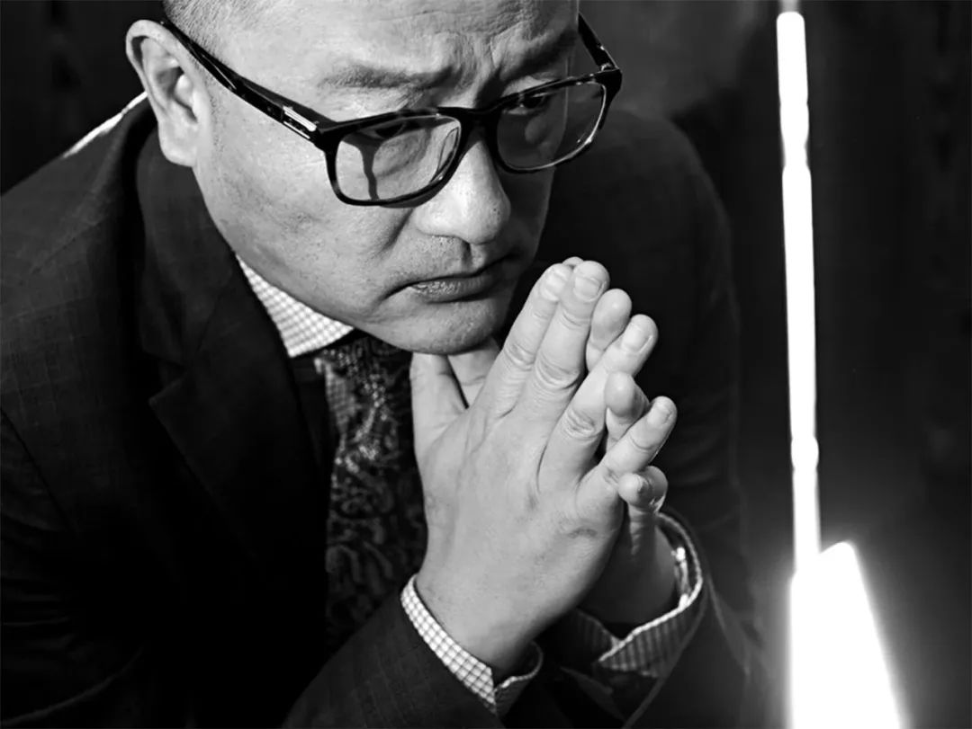 王小帥，中國獨立電影先鋒導(dǎo)演、編劇，畢業(yè)于北京電影學(xué)院導(dǎo)演系?！肚嗉t》《左右》《地久天長》《闖入者》等代表作在戛納、柏林、威尼斯等國際影展屢獲殊榮，是最具國際影響力的中國導(dǎo)演之一。曾獲柏林電影節(jié)最佳編劇獎，著有散文書信集《薄薄的故鄉(xiāng)》。