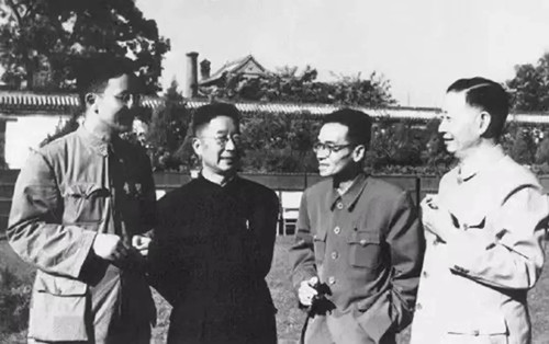 華羅庚（左一）、老舍（左二）、梁思成（右二）、梅蘭芳（右一）的合影