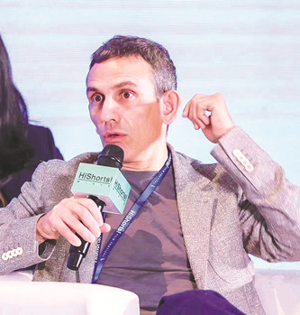 米開(kāi)朗基羅·弗蘭馬汀諾（Michelangelo Frammartino），1968年出生于意大利倫巴第米蘭，意大利導(dǎo)演、編劇。1995年，執(zhí)導(dǎo)個(gè)人首部短片。2004年，執(zhí)導(dǎo)劇情電影《禮物》。2010年，執(zhí)導(dǎo)劇情電影《四次》，該片獲得第63屆戛納國(guó)際電影節(jié)導(dǎo)演雙周單元?dú)W洲電影獎(jiǎng)，他憑借該片提名第55屆意大利大衛(wèi)獎(jiǎng)最佳導(dǎo)演。2013年，執(zhí)導(dǎo)劇情電影《樹(shù)》。2021年，執(zhí)導(dǎo)劇情電影《洞》，該片獲得第78屆威尼斯國(guó)際電影節(jié)評(píng)審團(tuán)特別獎(jiǎng)。2022年，擔(dān)任第12屆北京國(guó)際電影節(jié)“天壇獎(jiǎng)”國(guó)際評(píng)委會(huì)的評(píng)委