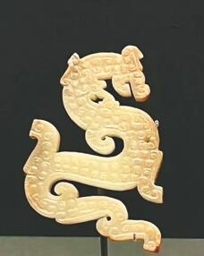 戰(zhàn)國龍形玉飾。 海南日報記者 王赫 攝